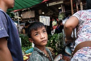 asia south east thailand stefano majno child staring klong toi market-c13.jpg